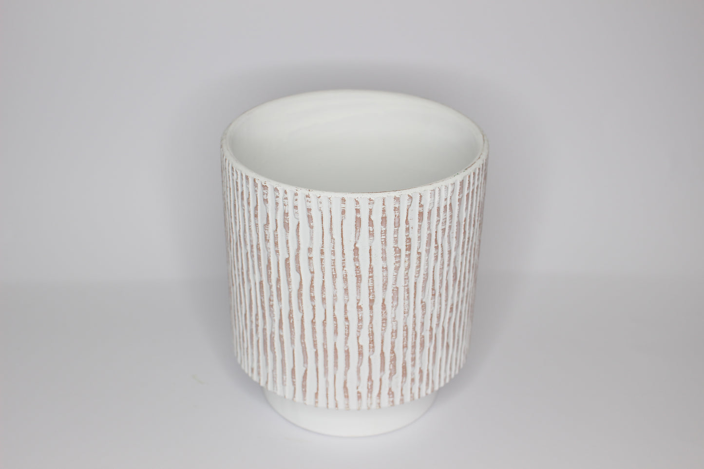 Macetero terracota relieve