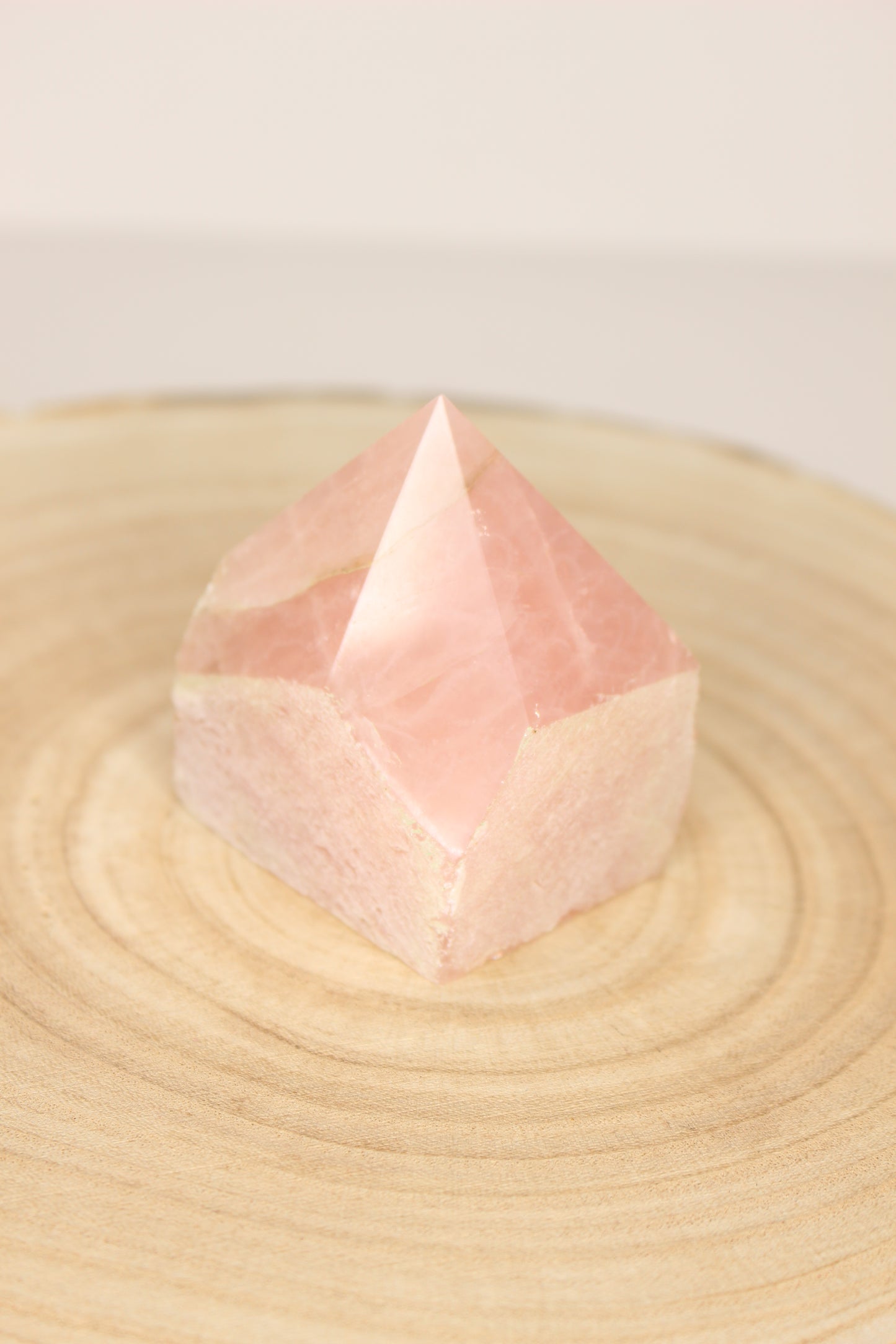 Punta semi pulida de cuarzo rosa (ejemplar)
