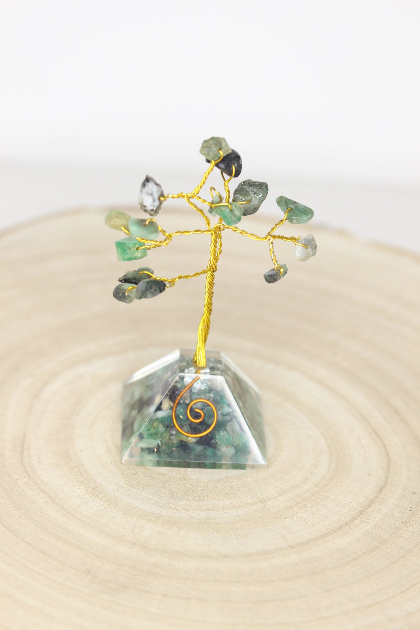 Pirámide orgonita S con árbol mineral