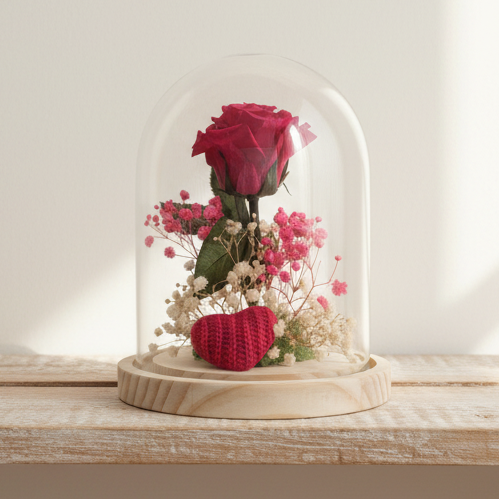 Detalle de rosa preservada roja con paniculata bajo cúpula de cristal