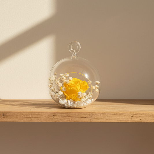 Rosa amarilla eterna en cúpula decorativa con paniculata