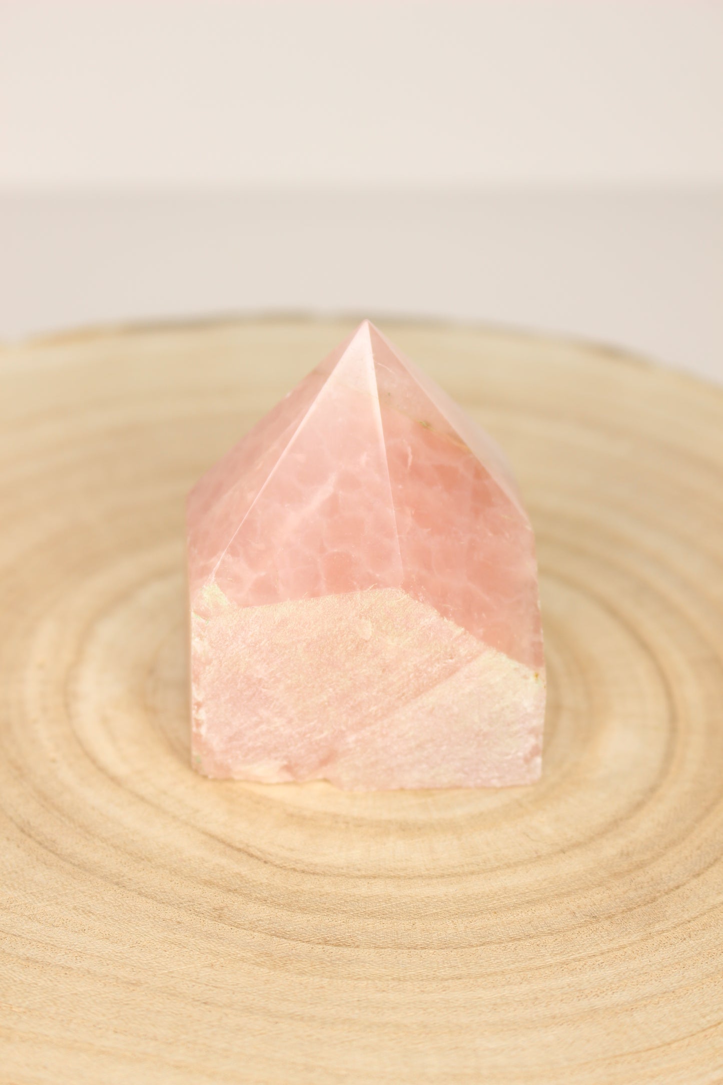 Punta semi pulida de cuarzo rosa (ejemplar)