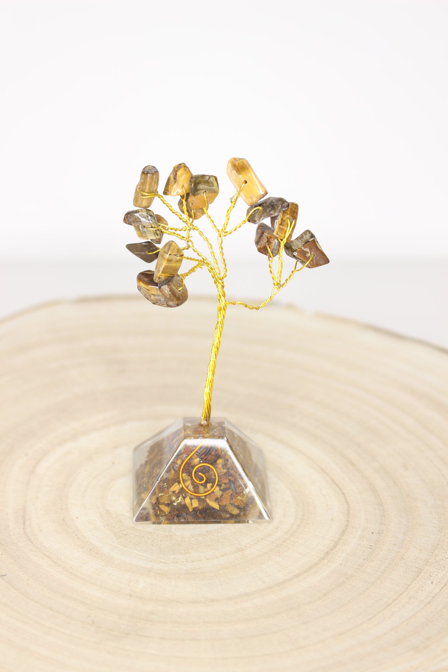 Pirámide orgonita S con árbol mineral